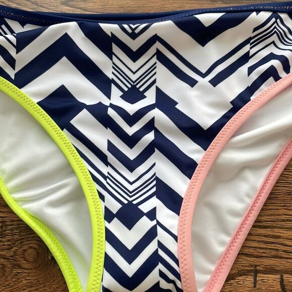Victoria’s Secret Classic Hipster Swim Bottoms. Geometric Print. Size Large. NWT - Picture 2 of 10